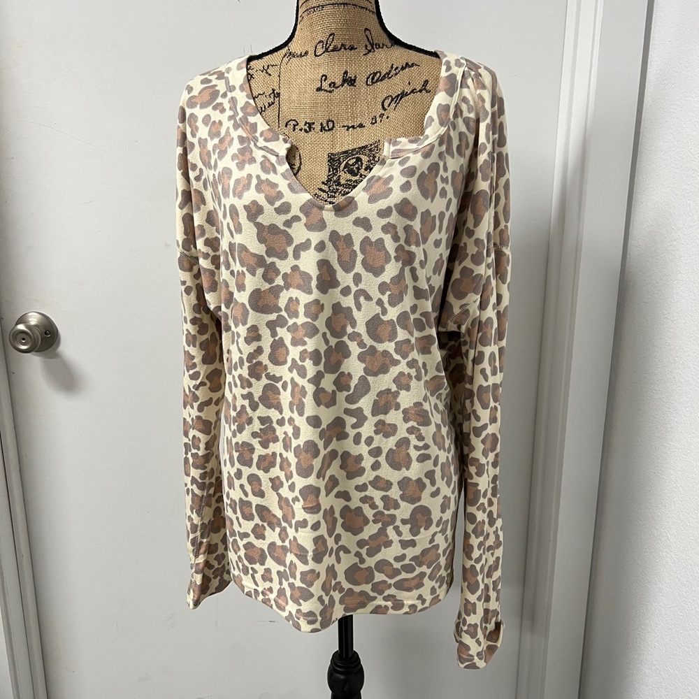 NWOT-Blis CL animal print pullover blouse